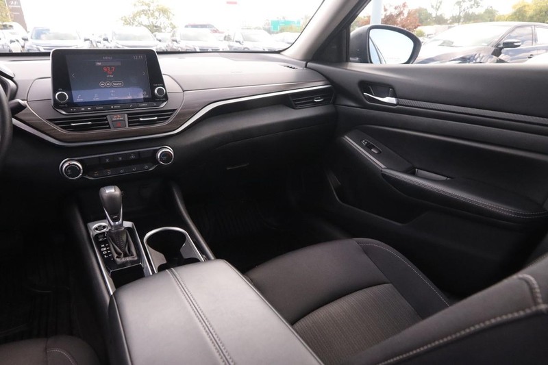 Nissan Altima Vehicle Full-screen Gallery Image 23