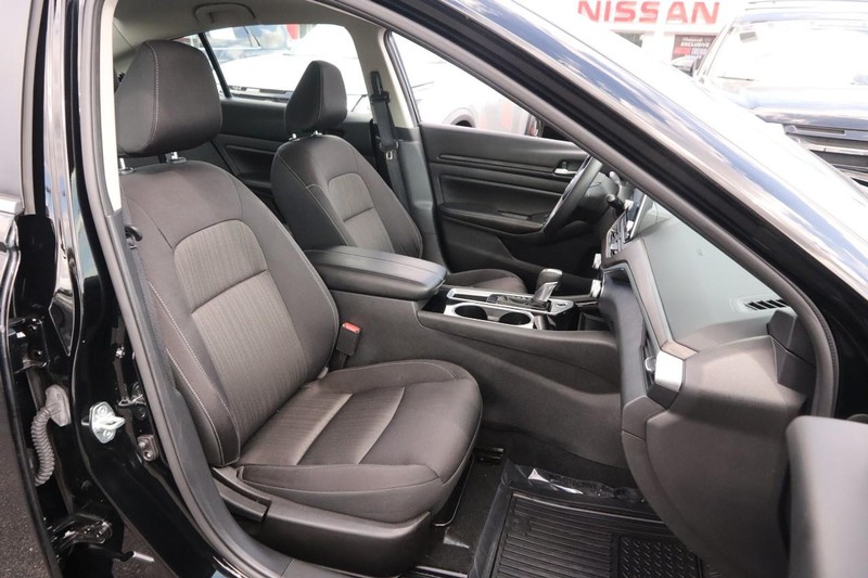 Nissan Altima Vehicle Full-screen Gallery Image 24