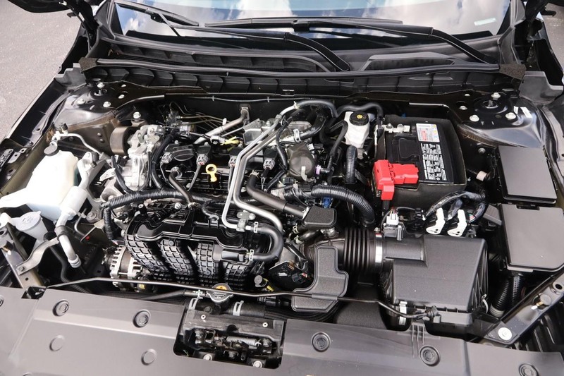 Nissan Altima Vehicle Full-screen Gallery Image 25