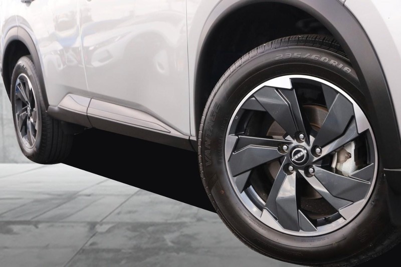 Nissan Rogue Vehicle Full-screen Gallery Image 3