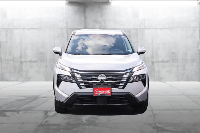 Nissan Rogue Vehicle Full-screen Gallery Image 4