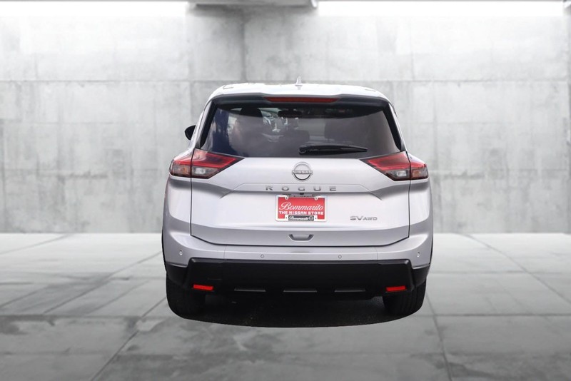 Nissan Rogue Vehicle Full-screen Gallery Image 6