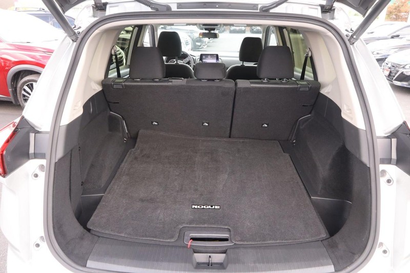 Nissan Rogue Vehicle Full-screen Gallery Image 7