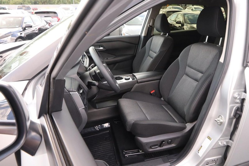 Nissan Rogue Vehicle Full-screen Gallery Image 9