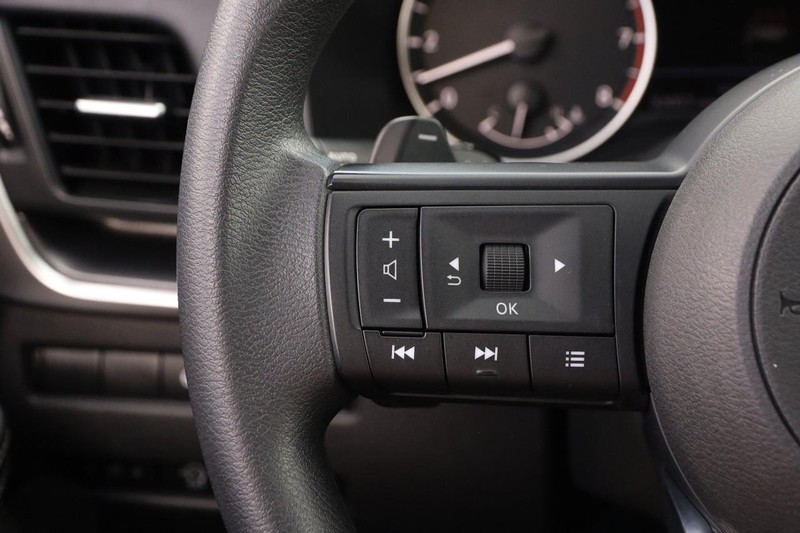 Nissan Rogue Vehicle Full-screen Gallery Image 12