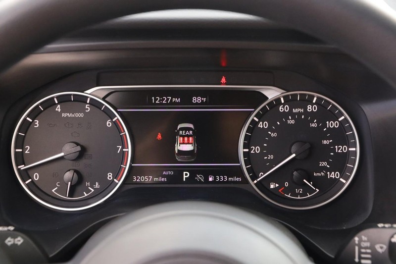 Nissan Rogue Vehicle Full-screen Gallery Image 14