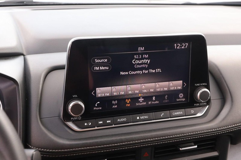 Nissan Rogue Vehicle Full-screen Gallery Image 15