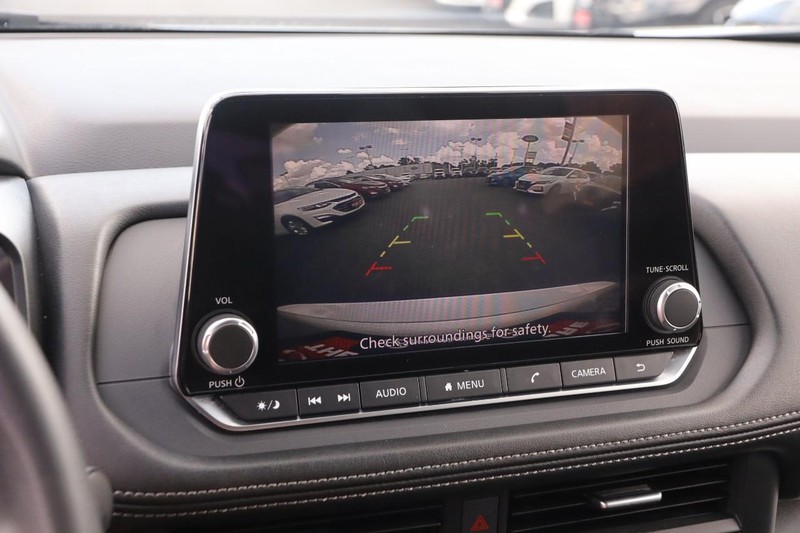 Nissan Rogue Vehicle Full-screen Gallery Image 16