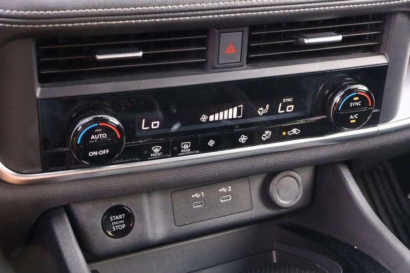 Nissan Rogue Vehicle Full-screen Gallery Image 17