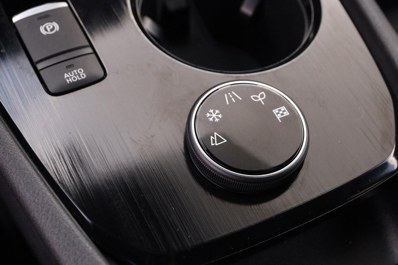 Nissan Rogue Vehicle Full-screen Gallery Image 18