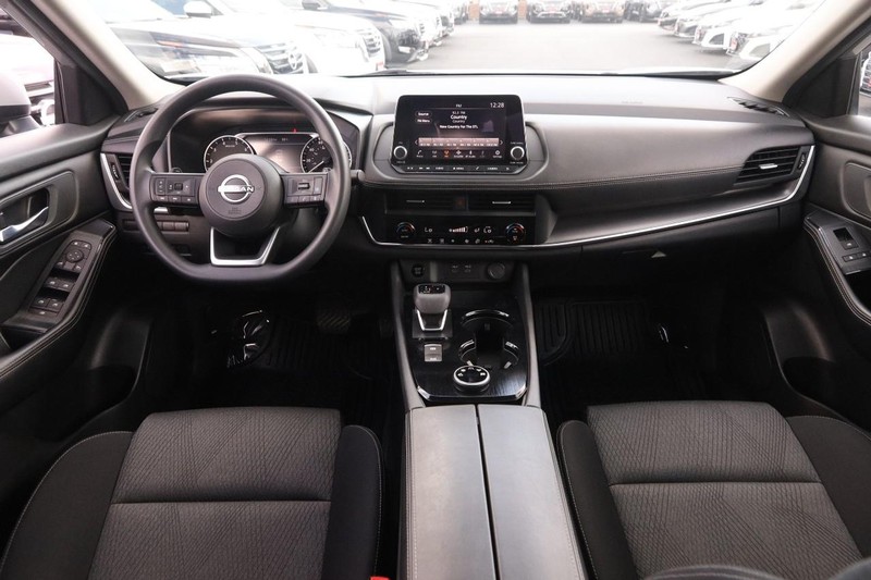 Nissan Rogue Vehicle Full-screen Gallery Image 20