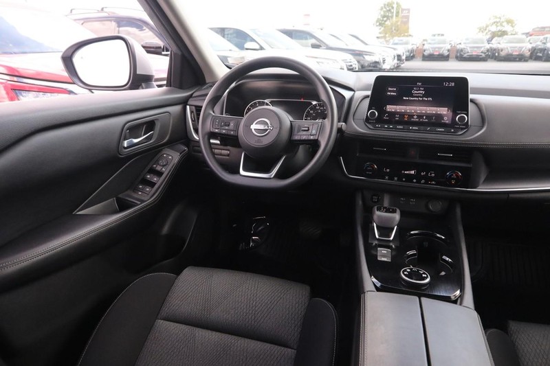 Nissan Rogue Vehicle Full-screen Gallery Image 21