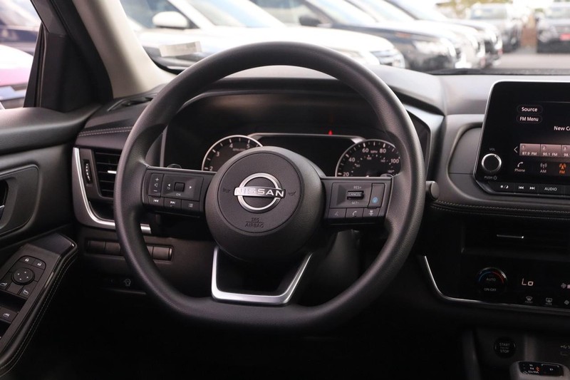 Nissan Rogue Vehicle Full-screen Gallery Image 22