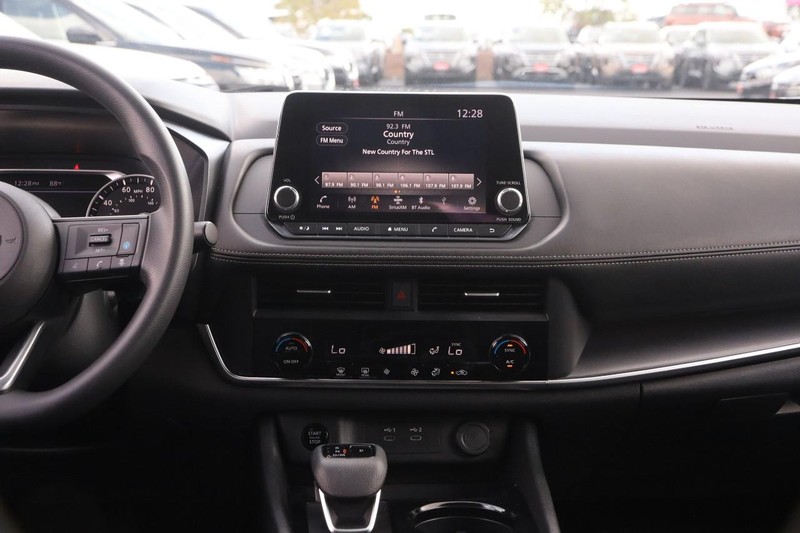 Nissan Rogue Vehicle Full-screen Gallery Image 23