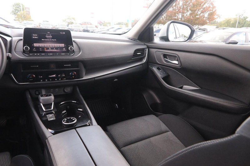 Nissan Rogue Vehicle Full-screen Gallery Image 24