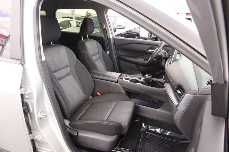 Nissan Rogue Vehicle Full-screen Gallery Image 25