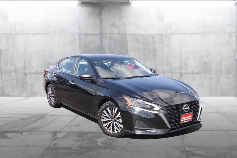 Nissan Altima Vehicle Full-screen Gallery Image 02