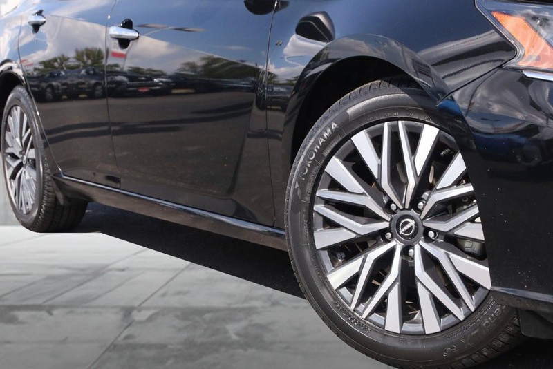 Nissan Altima Vehicle Full-screen Gallery Image 03