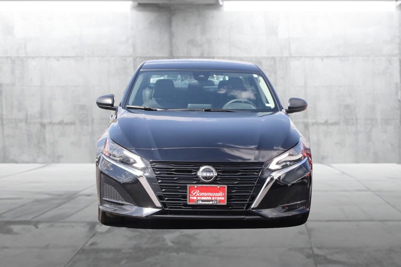 Nissan Altima Vehicle Full-screen Gallery Image 04