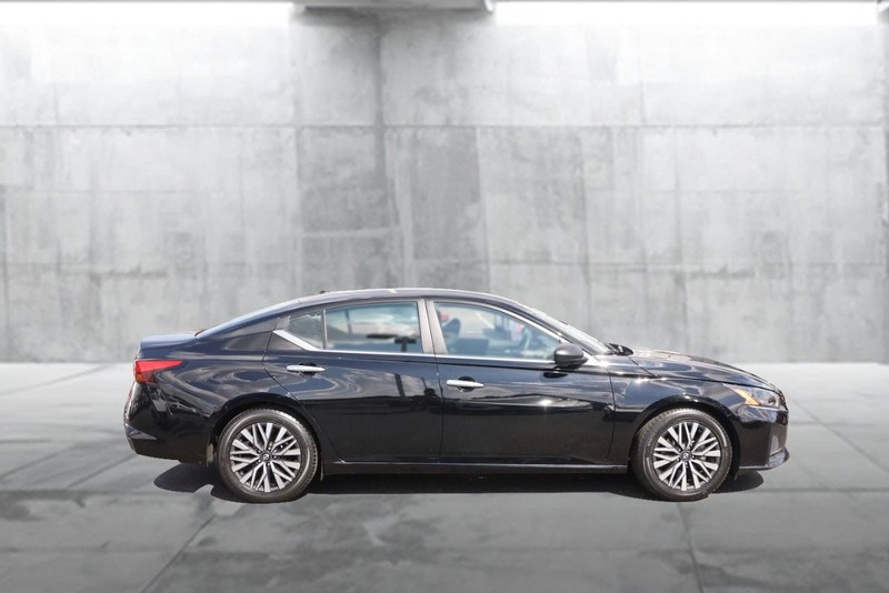 Nissan Altima Vehicle Full-screen Gallery Image 05