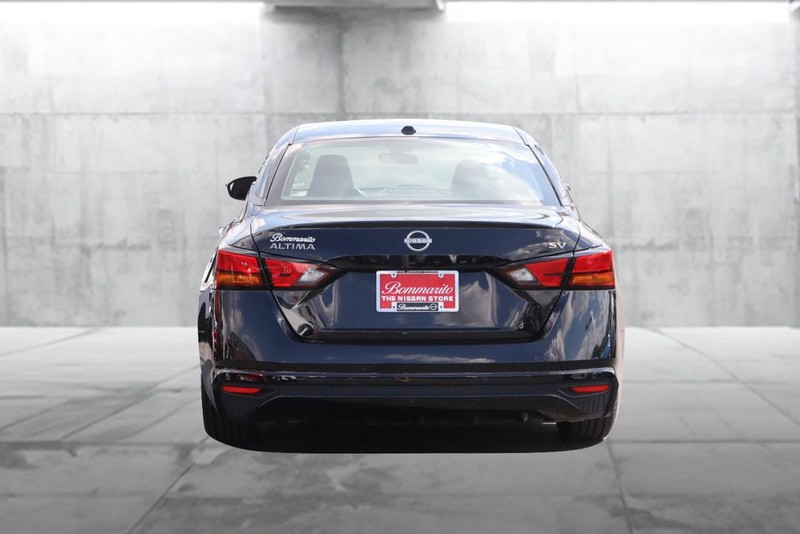 Nissan Altima Vehicle Full-screen Gallery Image 06