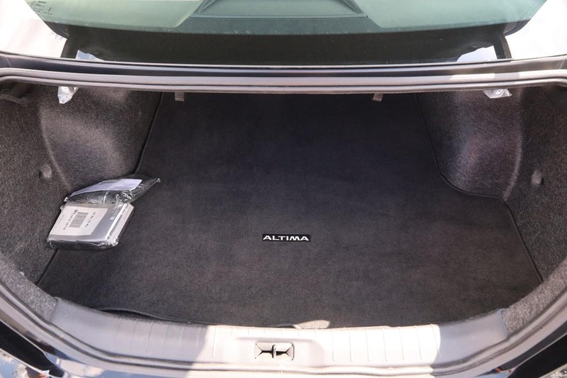 Nissan Altima Vehicle Full-screen Gallery Image 07