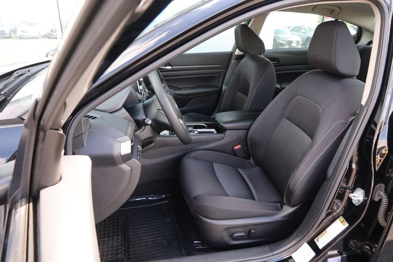 Nissan Altima Vehicle Full-screen Gallery Image 08