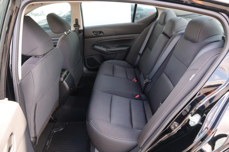 Nissan Altima Vehicle Full-screen Gallery Image 09