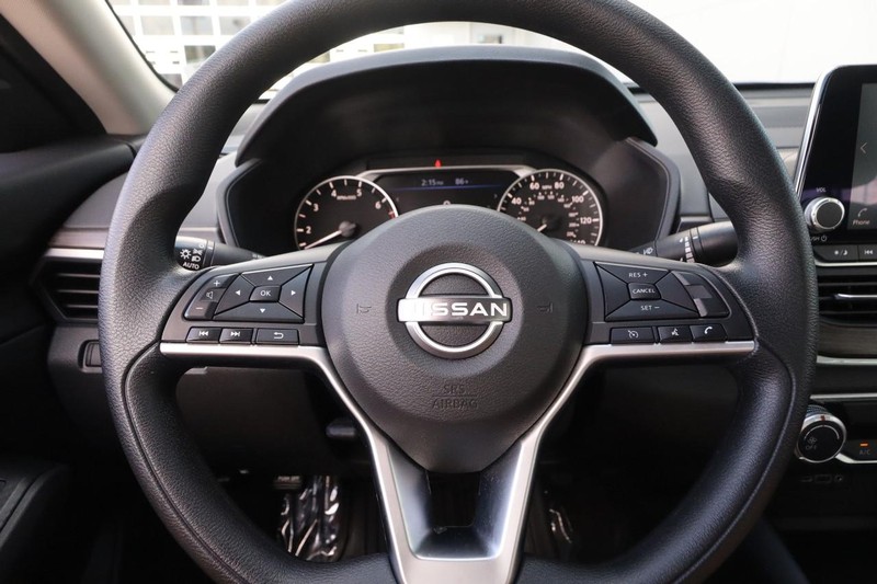 Nissan Altima Vehicle Full-screen Gallery Image 10