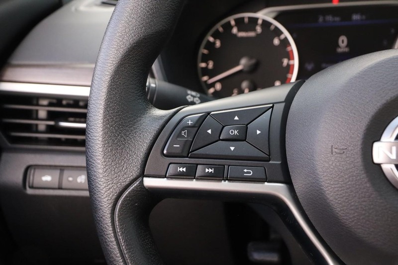 Nissan Altima Vehicle Full-screen Gallery Image 11