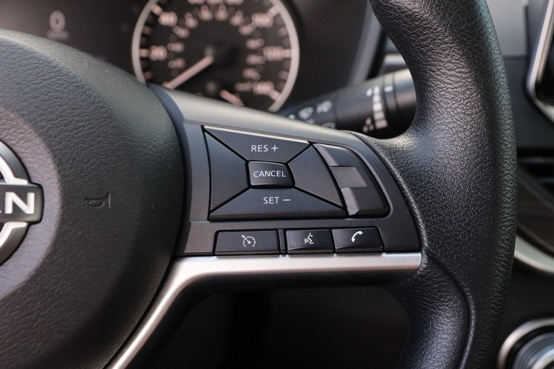 Nissan Altima Vehicle Full-screen Gallery Image 12