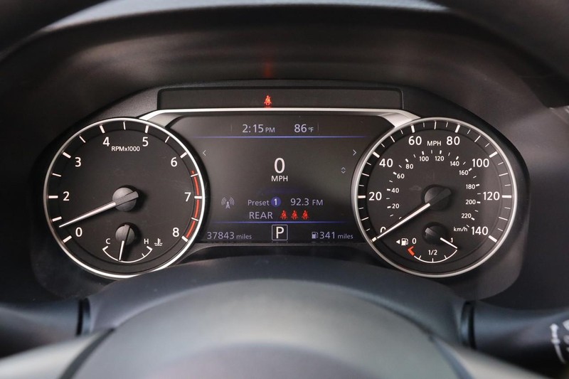 Nissan Altima Vehicle Full-screen Gallery Image 13