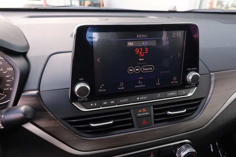 Nissan Altima Vehicle Full-screen Gallery Image 14