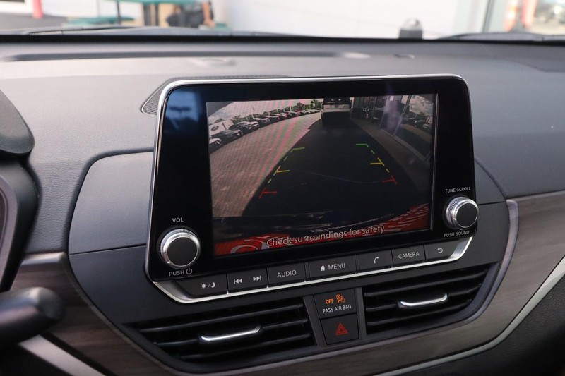 Nissan Altima Vehicle Full-screen Gallery Image 15