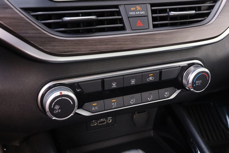 Nissan Altima Vehicle Full-screen Gallery Image 16