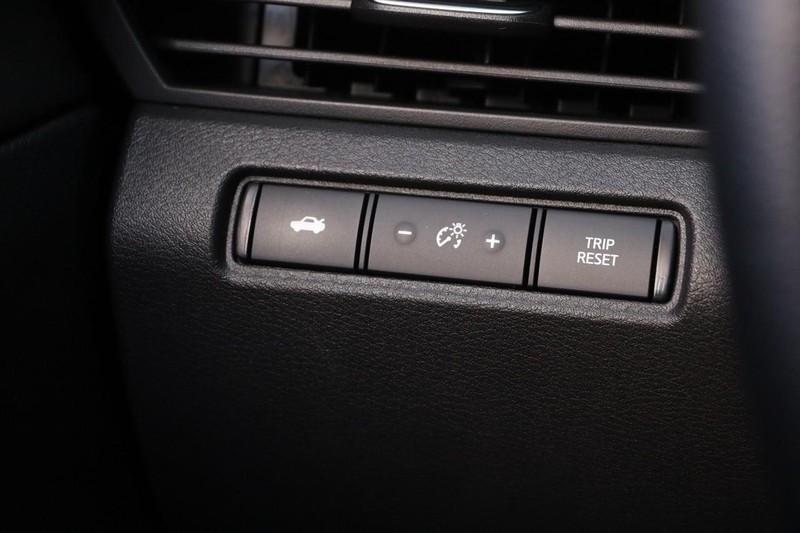 Nissan Altima Vehicle Full-screen Gallery Image 18