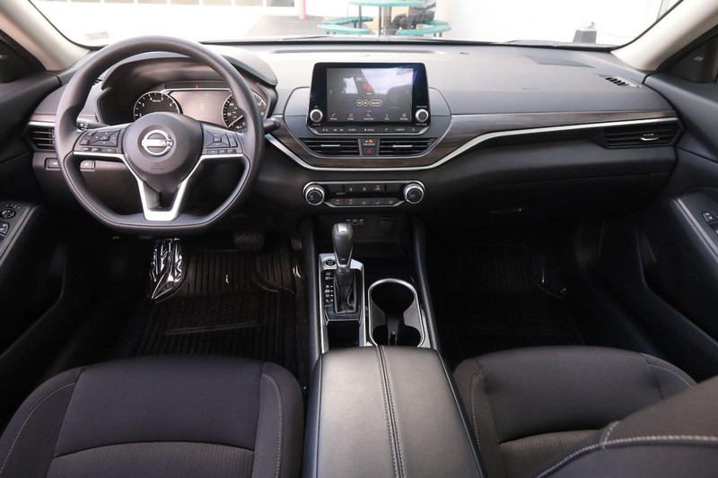Nissan Altima Vehicle Full-screen Gallery Image 19