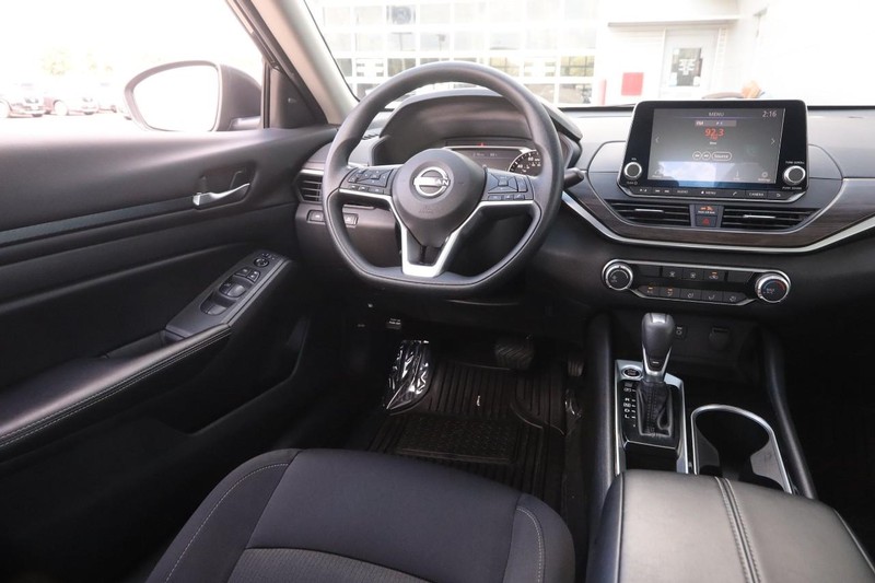 Nissan Altima Vehicle Full-screen Gallery Image 20