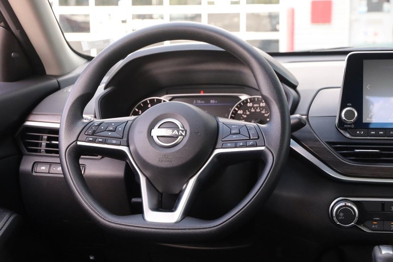 Nissan Altima Vehicle Full-screen Gallery Image 21