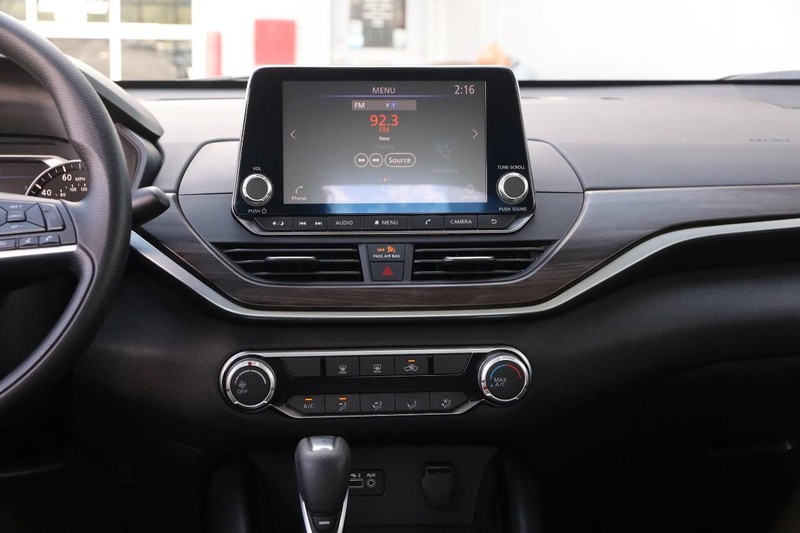 Nissan Altima Vehicle Full-screen Gallery Image 22