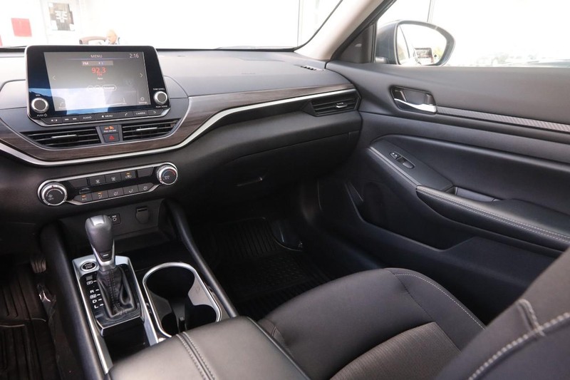 Nissan Altima Vehicle Full-screen Gallery Image 23