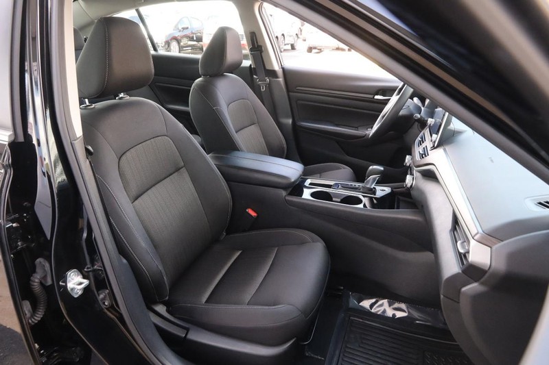 Nissan Altima Vehicle Full-screen Gallery Image 24