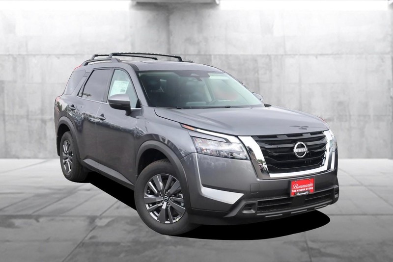 Nissan Pathfinder Vehicle Full-screen Gallery Image 2