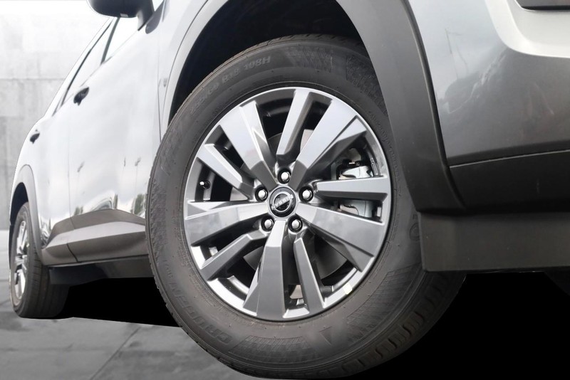 Nissan Pathfinder Vehicle Full-screen Gallery Image 3