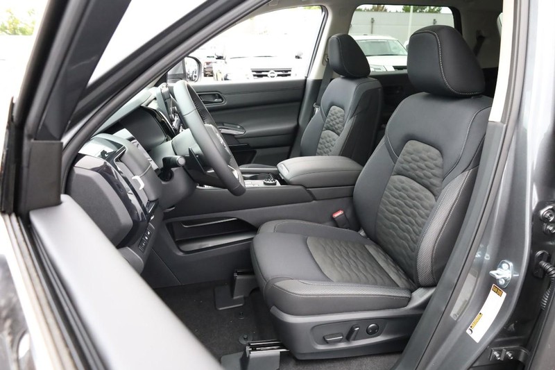 Nissan Pathfinder Vehicle Full-screen Gallery Image 12