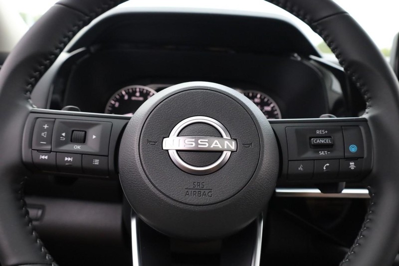 Nissan Pathfinder Vehicle Full-screen Gallery Image 13