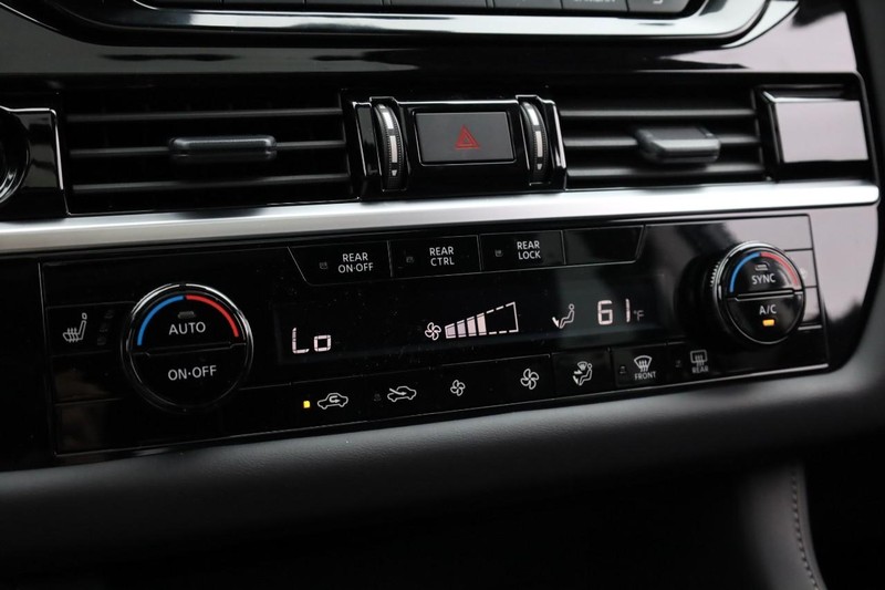 Nissan Pathfinder Vehicle Full-screen Gallery Image 17