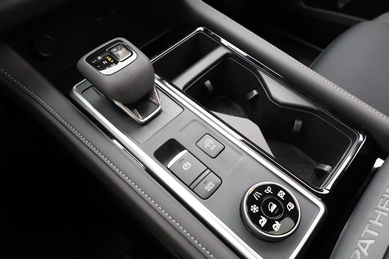 Nissan Pathfinder Vehicle Full-screen Gallery Image 19