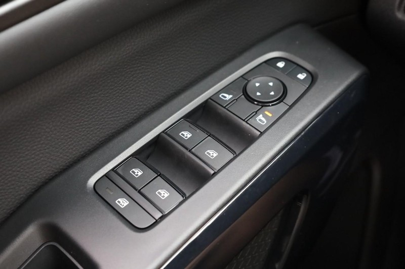 Nissan Pathfinder Vehicle Full-screen Gallery Image 21