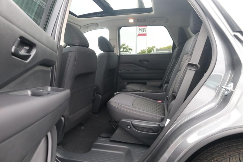 Nissan Pathfinder Vehicle Full-screen Gallery Image 24